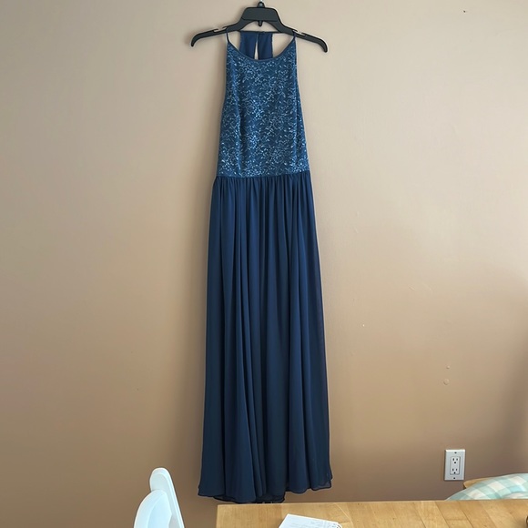 Vera Wang Gown 

Perfect for Prom - Picture 3 of 9